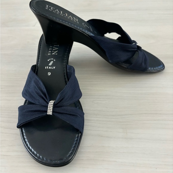 Navy Blue Italian shoemaker slip on with rhinestones size 9. Good condition - Picture 2 of 4